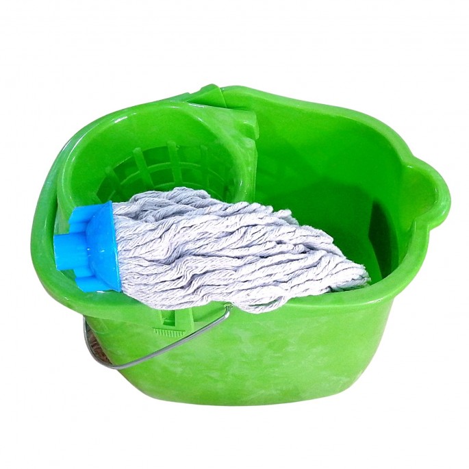 Fregona y cubo para limpiar suelo